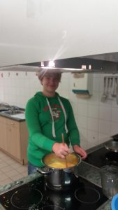 Lena beim Suppe kochen